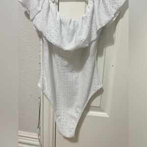 OFF THE SHOULDER BODYSUIT CLIP IN BUTTON WHITE WITH FLORAL PATTERN FORM FITTING